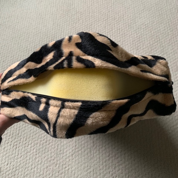 NEW Ledge Pillow (the original "boob pillow") - Picture 6 of 9